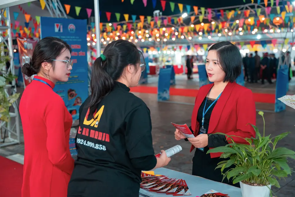 Nhân sự Đạt An Media trao đổi công việc tại sự kiện.