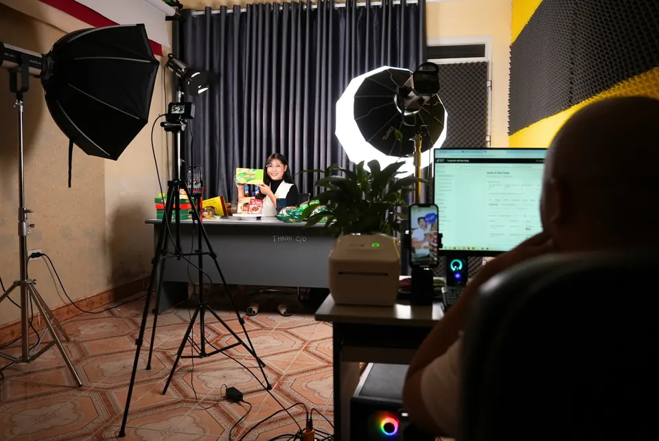 Buổi livestream sản phẩm tại studio với camera, đèn và bàn kỹ thuật của Đạt An.